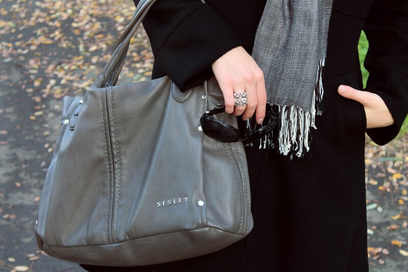 Fashion blogger Aurora Berill wearing a Sisley hobo bag and H&M sunnies