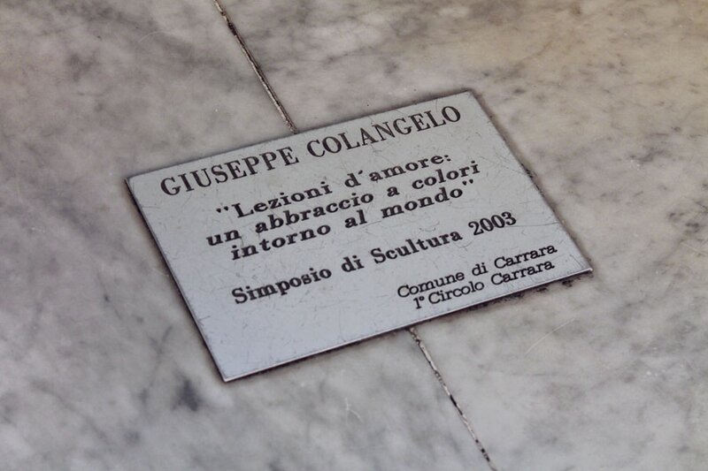 Dedication plaque for the sculpture "Lezioni d'amore" made in white Carrara marble by Giuseppe Colangelo