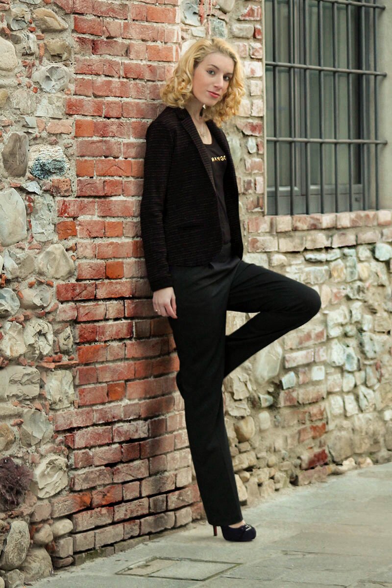 Fashion blogger Aurora Berill wearing a Bershka trendy office blazer and Iwie bootcut pants